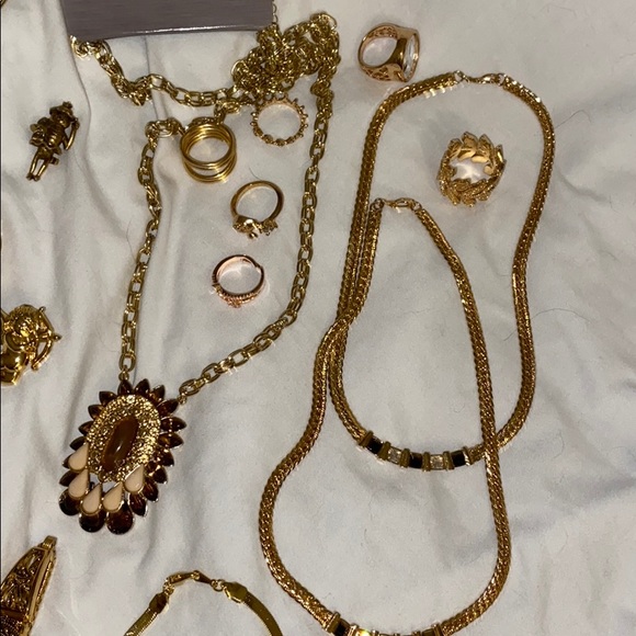 ๐ BEAUTIFUL GOLD TONE JEWELRY LOT ๐ - Picture 2 of 8